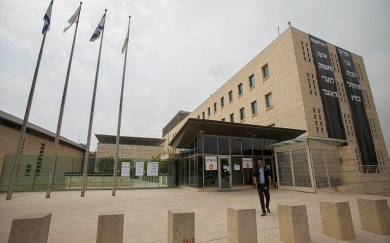 e0108b1d-913a-34f6-b9fa-a1ad999a391a_850