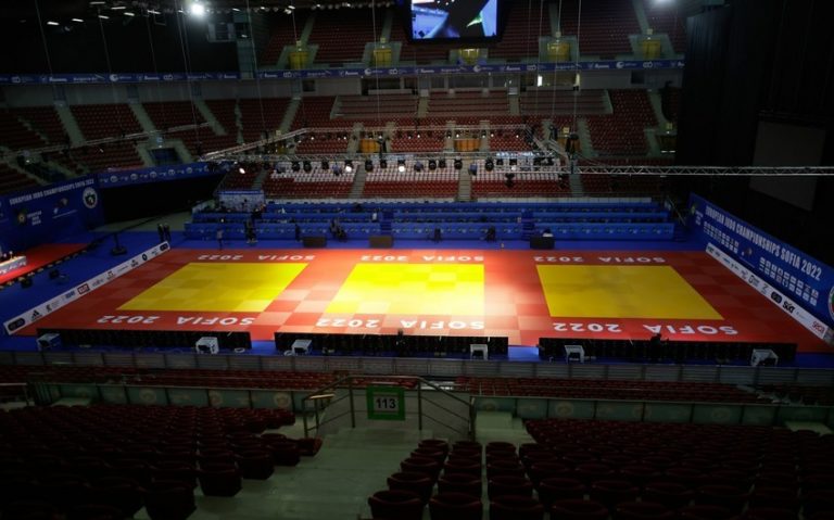 ecc4a160-febd-3fad-9287-486a02a06d8a_850