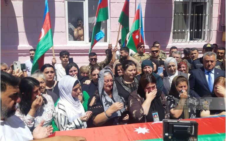 b926a969-db86-367b-950e-c402e4bcbfa7_850