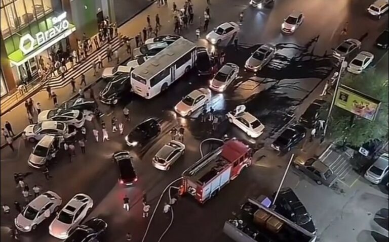 e2e47534-b21e-3847-a6f9-b03da61fd104_850